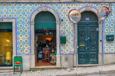 Lizbon dar sokak ve evler