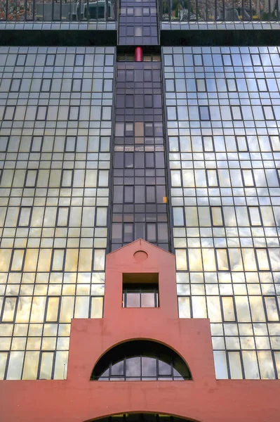 Nykyaikaiset rakennukset Lissabonissa — kuvapankkivalokuva