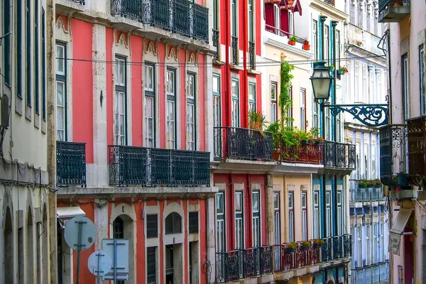 Lizbon dar sokak ve evler — Stok fotoğraf