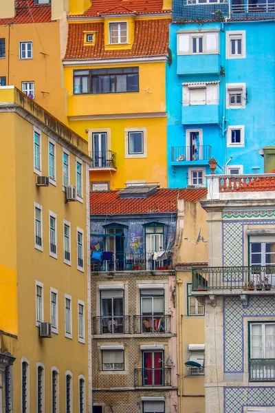 Lisszabon keskeny utca és házak — Stock Fotó