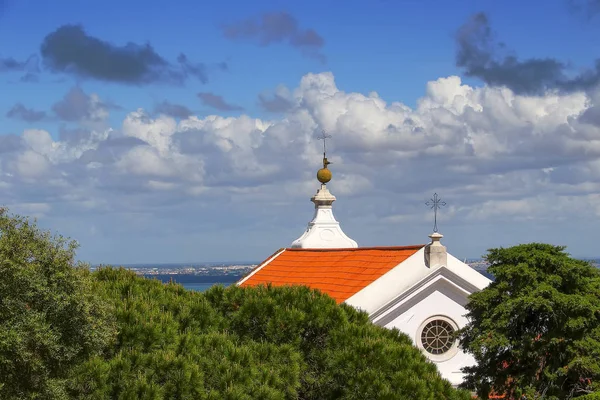 Vista da igreja em Lisboa, Portugal . — Fotografia de Stock