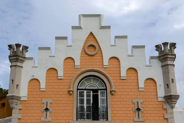 Ancien bâtiment Lisbonne avec clôture en fil de fer barbelé — Photo