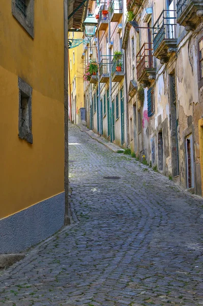 Oporto, Portugal casco antiguo calle estrecha perspectiva vista con col — Foto de Stock