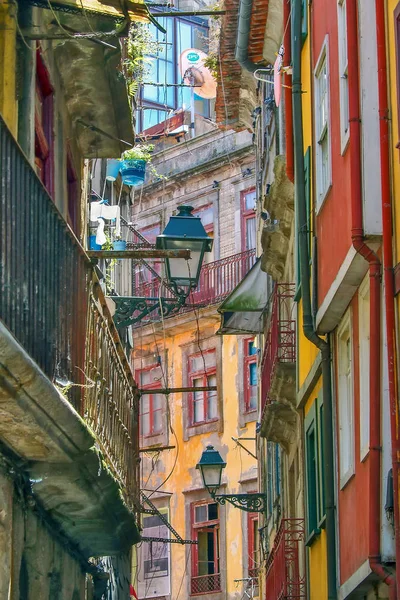 Oporto, Portugal casco antiguo calle estrecha perspectiva vista con col — Foto de Stock