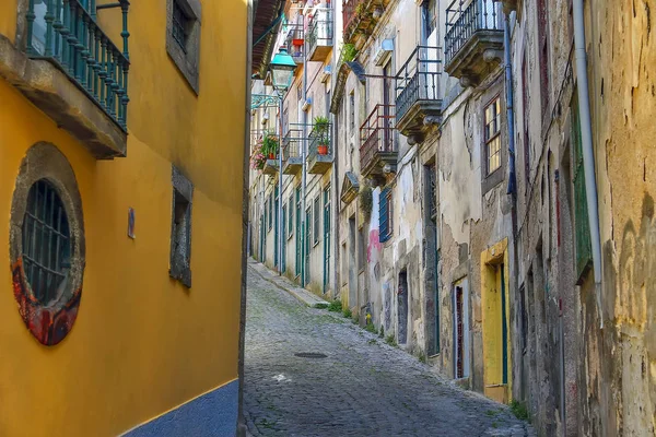 Porto, Portugal old town narrow street perspective view with col — Stock Photo, Image