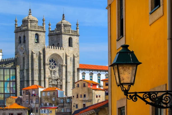 Vista del casco antiguo de Oporto (Oporto), Portugal — Foto de Stock