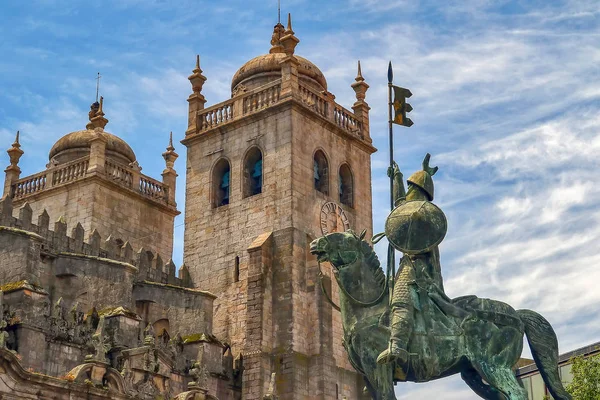 Porto Cathedral or Se Catedral do Porto and horseman statue — Stock Photo, Image