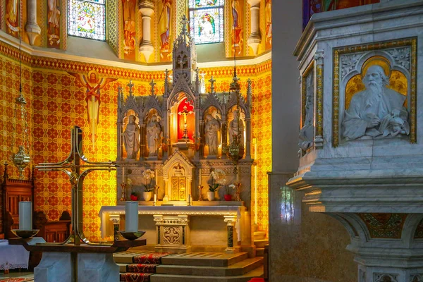 Slovenya'da Blad gölünde küçük kilise — Stok fotoğraf