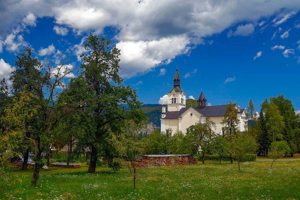 Chiesa nel villaggio Bohinjska Bistrica in Slovenia — Foto Stock