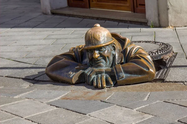 Cumil la escultura Peeper, también conocido como El Vigilante u Hombre en — Foto de Stock