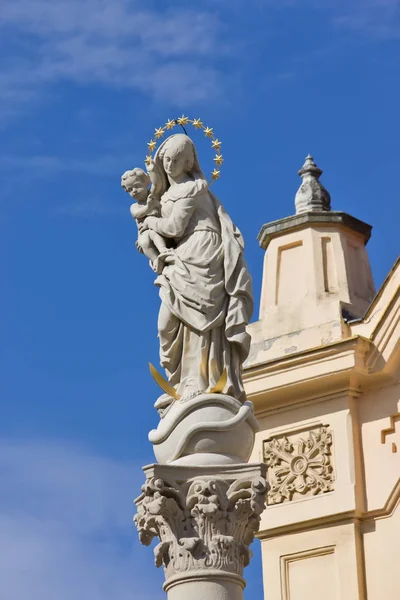 Estátua em frente à Igreja de São Estêvão Capuchinho em Bratislava — Fotografia de Stock