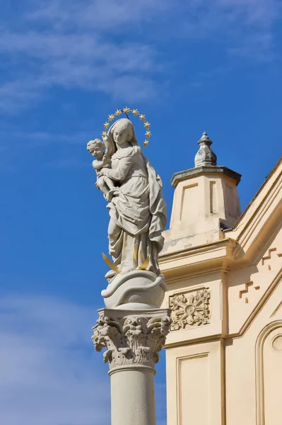 Estatua frente a la iglesia de San Esteban Capuchino en Bratislava —  Fotos de Stock