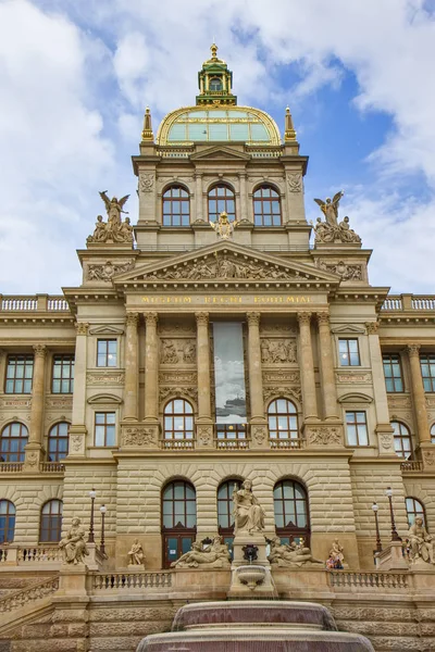 プラハの国立博物館の本館 — ストック写真