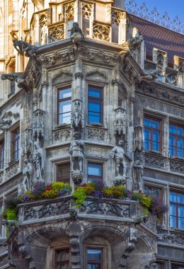 Almanya 'nın Münih şehir merkezindeki merkez meydandaki belediye binasının ayrıntıları