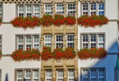 Münih, Almanya 'da balkonda çiçekli geleneksel bina