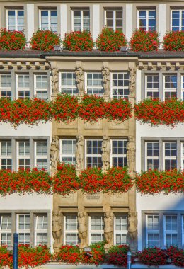 Münih, Almanya 'da balkonda çiçekli geleneksel bina
