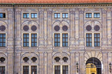 Almanya 'nın Münih kentindeki konutun avlusunun sorgusu