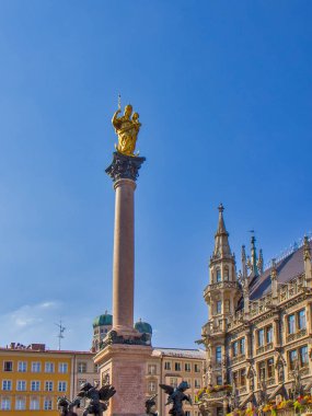 Marian birliği Münih, Almanya 'da Marienplatz' da yer almaktadır.