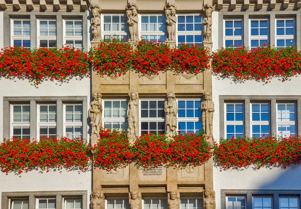 Traditionell Byggnad Med Blommor Balkongen München Tyskland — Stockfoto