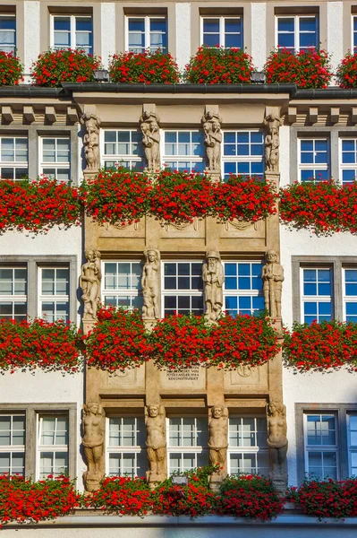 Traditionell Byggnad Med Blommor Balkongen München Tyskland — Stockfoto