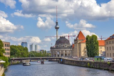 Nehirden Berlin manzarası