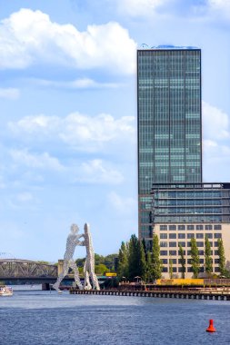 Berlin 'deki Spree Nehri' nde Molekül Adam adlı dev heykel.