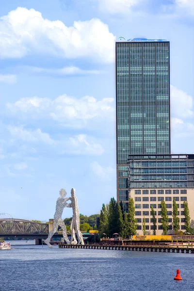 Gigantyczna Rzeźba Człowiek Molekuła Nad Rzeką Sprewą Berlinie — Zdjęcie stockowe