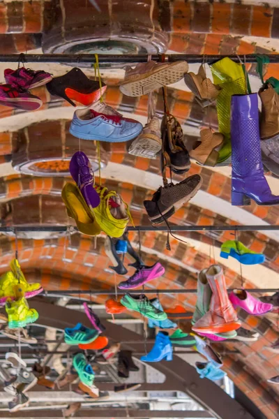 Zapatos Viejos Coloridos Colgando Puente Berlín — Foto de Stock