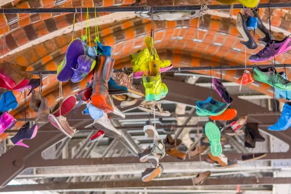 Vieilles Chaussures Colorées Suspendues Sur Pont Berlin — Photo
