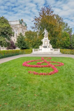 Wolfgang Amadeus Mozart 'ın ikonik mermer heykeli Burggarten' in ortasına kurulmuştur.