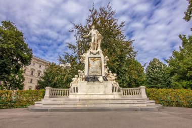 Wolfgang Amadeus Mozart 'ın ikonik mermer heykeli Burggarten' in ortasına kurulmuştur.
