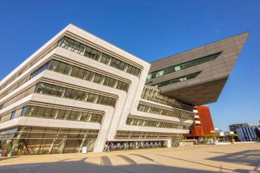 Viyana Ekonomi ve İş Üniversitesi ikonik Kütüphane ve Öğrenim Merkezi 'nin canlı, güneşli bir dış görünüşü