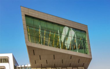 Viyana Ekonomi ve İş Üniversitesi ikonik Kütüphane ve Öğrenim Merkezi 'nin canlı, güneşli bir dış görünüşü