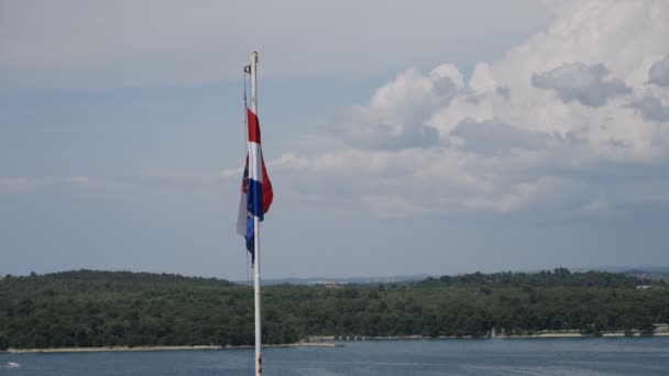 Drapeau Croate Sur Ciel Bleu Gros Plan — Video