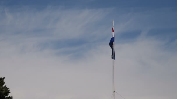 Drapeau Croate Sur Ciel Bleu Gros Plan — Video