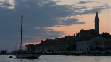 Hırvatistan 'ın Rovinj kenti - Hırvatistan' ın Istria yarımadasındaki eski Rovinj kasabasının panoramik manzarası. Rovinj, Hırvatistan 'ın popüler bir turizm beldesi, balıkçılık limanı ve kültür seyahati.
