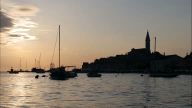 Hırvatistan 'ın Rovinj kenti - Hırvatistan' ın Istria yarımadasındaki eski Rovinj kasabasının panoramik manzarası. Rovinj, Hırvatistan 'ın popüler bir turizm beldesi, balıkçılık limanı ve kültür seyahati.