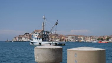 Hırvatistan 'ın Rovinj kenti - Hırvatistan' ın Istria yarımadasındaki eski Rovinj kasabasının panoramik manzarası. Rovinj, Hırvatistan 'ın popüler bir turizm beldesi, balıkçılık limanı ve kültür seyahati.