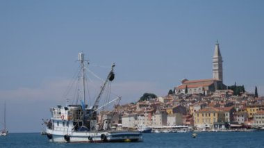 Hırvatistan 'ın Rovinj kenti - Hırvatistan' ın Istria yarımadasındaki eski Rovinj kasabasının panoramik manzarası. Rovinj, Hırvatistan 'ın popüler bir turizm beldesi, balıkçılık limanı ve kültür seyahati.