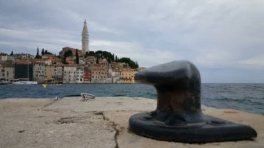 Hırvatistan 'ın Rovinj kenti - Hırvatistan' ın Istria yarımadasındaki eski Rovinj kasabasının panoramik manzarası. Rovinj, Hırvatistan 'ın popüler bir turizm beldesi, balıkçılık limanı ve kültür seyahati.