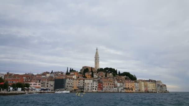 Rovinj クロアチア 海岸沿いの通りで クロアチアのイストリア半島の古い町Rovinjスカイラインのパノラマビュー Rovinjは クロアチアの人気のある観光地 文化旅行です — ストック動画