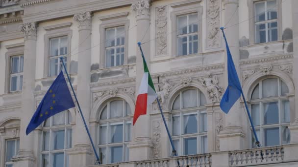Vifta Med Italienska Och Europeiska Flaggor — Stockvideo