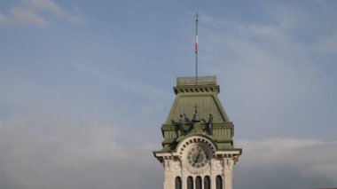 Triest, İtalya'nın belediye binasına bayrak