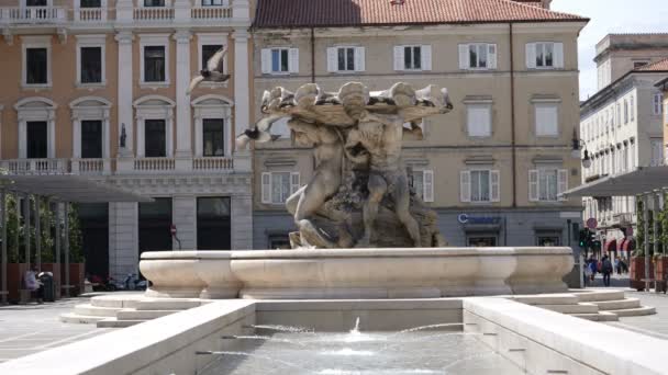 Images Fontaine Sur Rue Italienne — Video