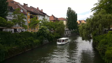 Cityscape görünümü Ljubljana eski şehirde Ljubljanica Nehri üzerinde