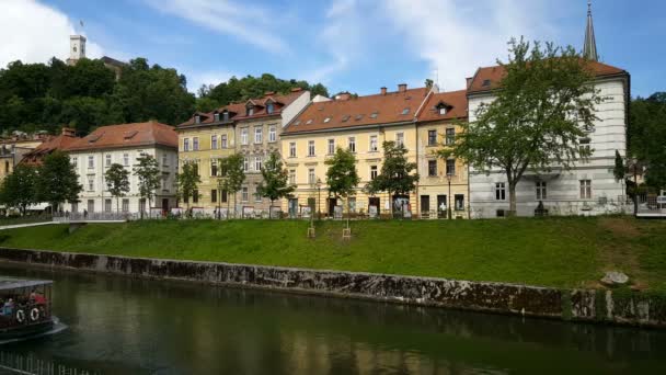 Cityscape Θέα Στον Ποταμό Ljubljanica Στην Παλιά Πόλη Της Λουμπλιάνα — Αρχείο Βίντεο