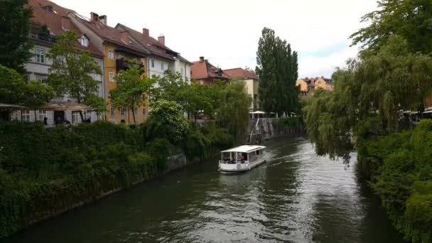 Cityscape Θέα Στον Ποταμό Ljubljanica Στην Παλιά Πόλη Της Λουμπλιάνα — Αρχείο Βίντεο