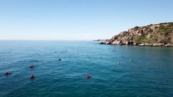 在西班牙塞维利亚附近的海岸线上 一大群人在独木舟上拍下无人驾驶飞机 — 图库视频影像