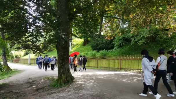 Persone Piedi Nel Parco Della Città Vecchia Lubiana — Video Stock