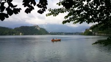 Geleneksel ahşap tekne, pletna üzerinde lake Bled